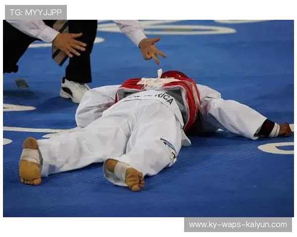 跆拳道双重击打直接 KO 对手