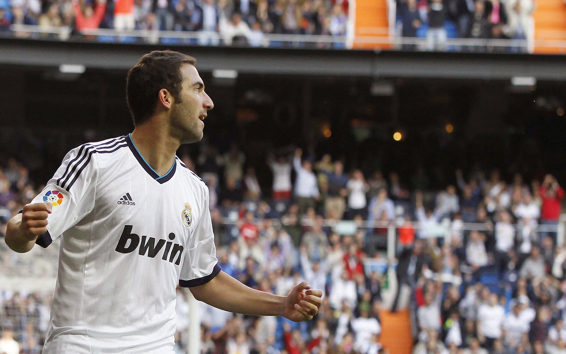 世界田径赛事多名选手成绩接近纪录